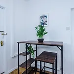 Spacious 4 Bed Home With Parking