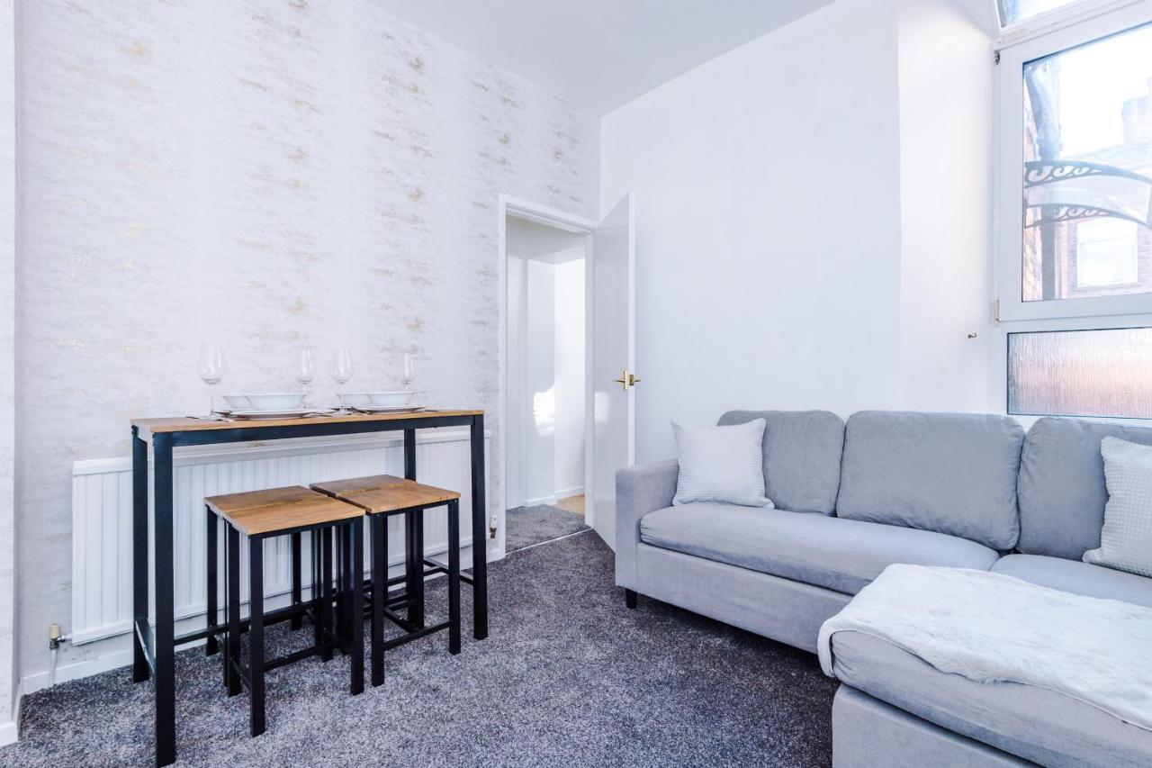Spacious 4 Bed With Parking Holiday home