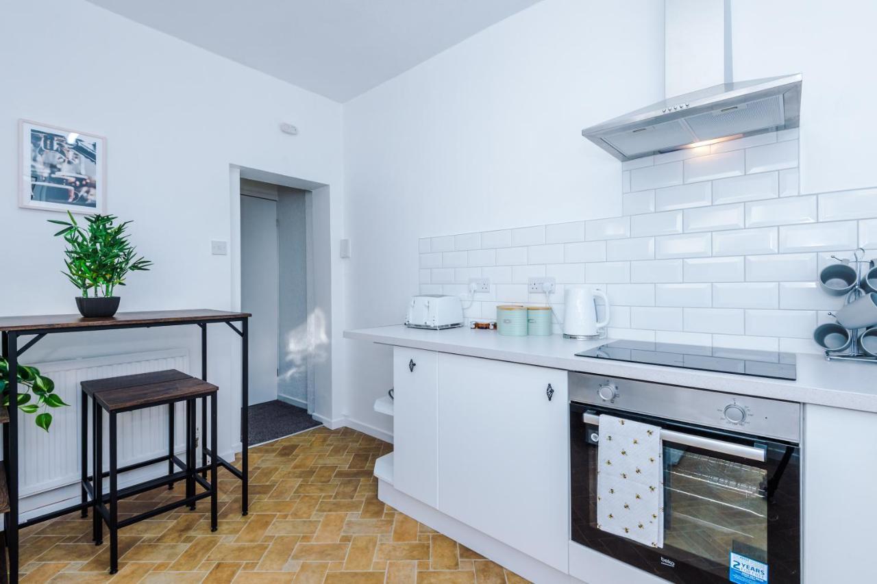 Spacious 4 Bed With Parking Manchester
