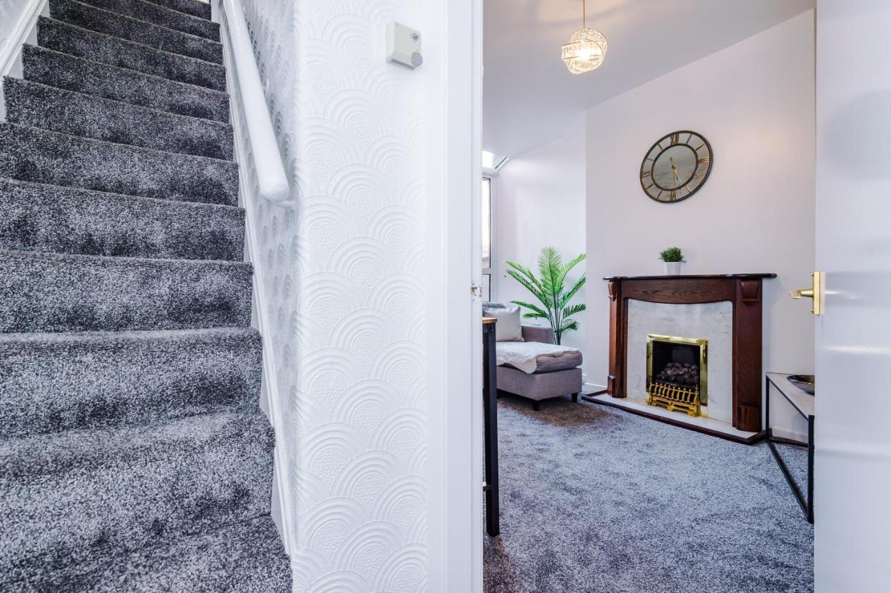 Spacious 4 Bed With Parking * Manchester