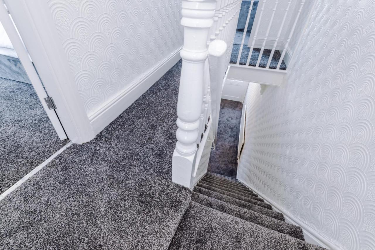Spacious 4 Bed With Parking Holiday home
