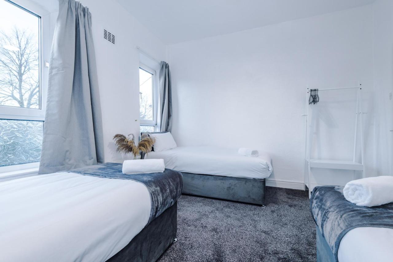 Spacious 4 Bed With Parking * Manchester